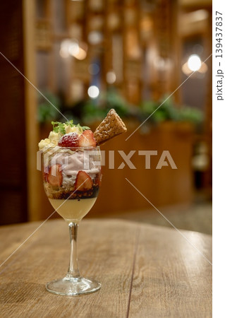 プリン入りいちごパフェ 139437837