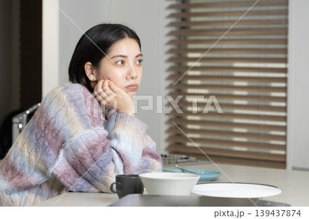 自宅でくつろぐ若い女性のライフスタイルイメージ 自宅でくつろぐ若い女性のライフスタイルイメージ 139437874