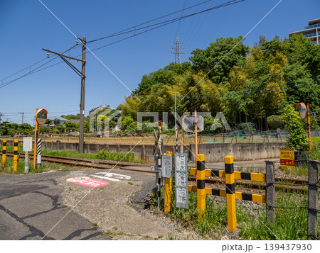 遮断機や警報機がない踏切周辺の風景　地方鉄道と生活道路の接点 139437930