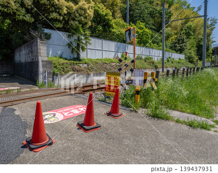 警報機がない踏切手前に設置されたコーンと停止表示　安全確認を促す仮設対応 139437931