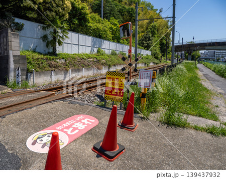 警報機のない踏切と停止を促すコーン　注意喚起が強調された鉄道インフラ 139437932