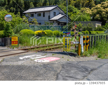 住宅地にある遮断機や警報機のない踏切 地域に密着した鉄道と生活空間 住宅地にある遮断機や警報機のない踏切 地域に密着した鉄道と生活空間 139437935