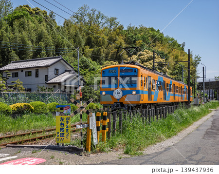 遮断機や警報機がない踏切を通過する列車 安全確認が求められるローカル鉄道の現場 遮断機や警報機がない踏切を通過する列車 安全確認が求められるローカル鉄道の現場 139437936