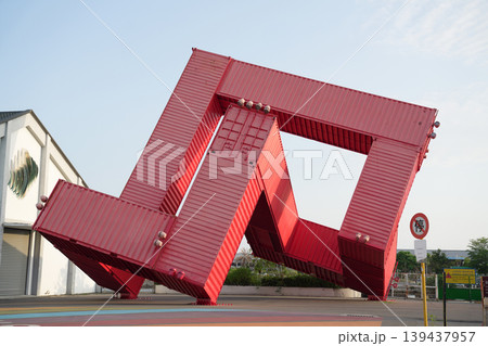 赤いコンテナの建築物 赤いコンテナの建築物 139437957