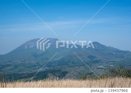 日本の岡山県真庭市の三平山のとても美しい風景 日本の岡山県真庭市の三平山のとても美しい風景 139437968