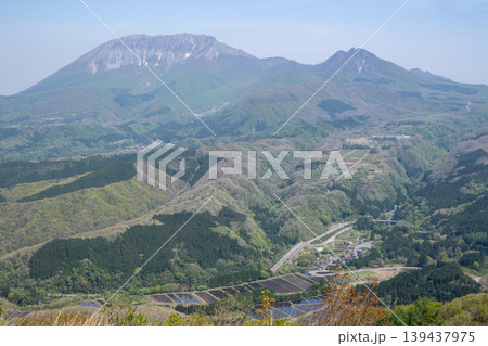 日本の岡山県真庭市の三平山のとても美しい風景 日本の岡山県真庭市の三平山のとても美しい風景 139437975