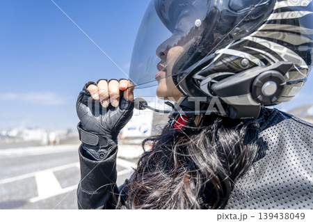 ジェットヘルメットを被りバイザーを下ろす女性ライダー 139438049