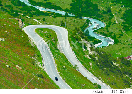 スイスアルプスの広大な山々と村と山岳道路 スイスアルプスの広大な山々と村と山岳道路 139438539