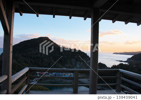 展望台から見る夕焼けの海 139439041