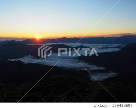 越後駒ヶ岳山頂から望む夏の日の出 139439697