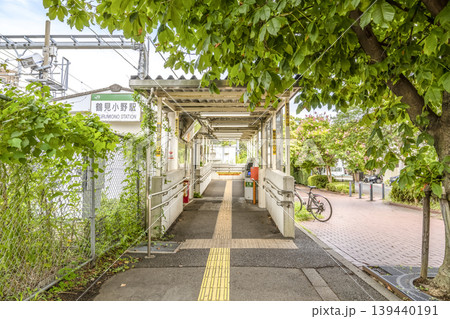 鶴見小野駅の駅入口と緑のある通路風景 鶴見小野駅の駅入口と緑のある通路風景 139440191