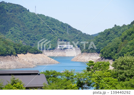 水位が下がったダム湖と山並みの渇水風景 水位が下がったダム湖と山並みの渇水風景 139440292
