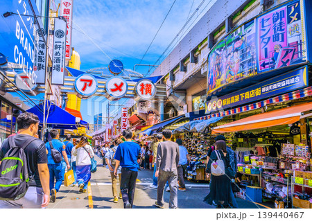 日本の東京都市景観5月2日。インバウンドは続く…朝から、外国人観光客らで賑わうアメ横などを望む 日本の東京都市景観5月2日。インバウンドは続く…朝から、外国人観光客らで賑わうアメ横などを望む 139440467