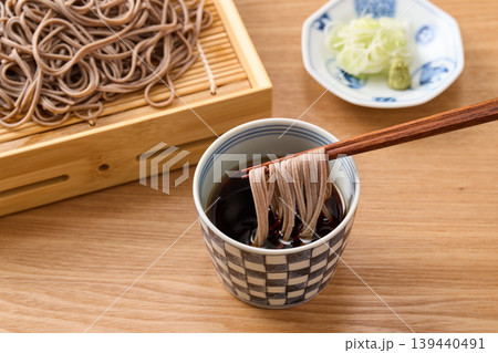 蕎麦つゆに麺を漬ける 139440491