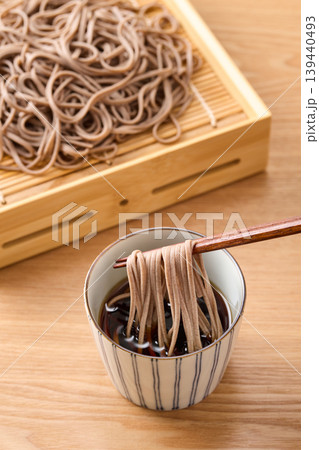 蕎麦つゆに麺を漬ける 139440493