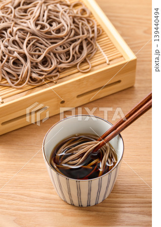 蕎麦つゆに麺を漬ける 蕎麦つゆに麺を漬ける 139440494