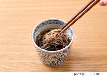 蕎麦つゆに麺を漬ける 蕎麦つゆに麺を漬ける 139440496