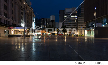 夜の都会の広場 濡れた路面とビルの反射 無人の街並み 夜景 夜の都会の広場 濡れた路面とビルの反射 無人の街並み 夜景 139440499