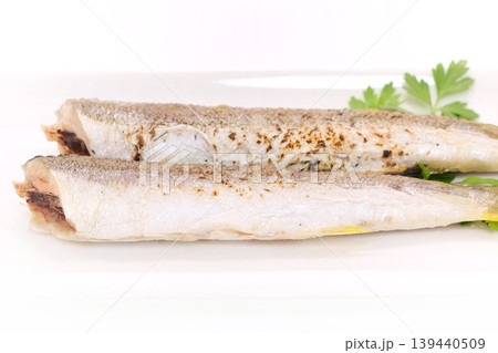 カマスの塩焼き　焼き魚　明るい背景 139440509