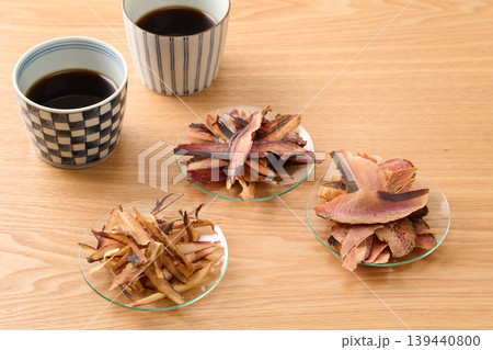 蕎麦つゆの素材 三種の厚削り(左、さば節 中、宗田節 右、鰹節) 蕎麦つゆの素材 三種の厚削り(左、さば節 中、宗田節 右、鰹節) 139440800