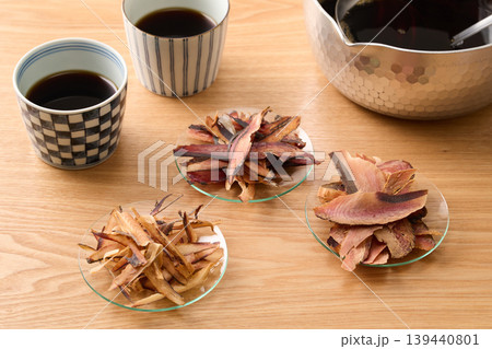 蕎麦つゆの素材 三種の厚削り(左、さば節 中、宗田節 右、鰹節) 蕎麦つゆの素材 三種の厚削り(左、さば節 中、宗田節 右、鰹節) 139440801