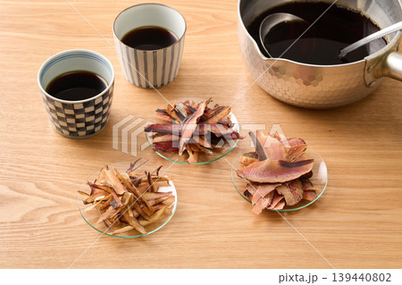 蕎麦つゆの素材 三種の厚削り(左、さば節 中、宗田節 右、鰹節) 蕎麦つゆの素材 三種の厚削り(左、さば節 中、宗田節 右、鰹節) 139440802