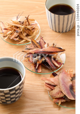 蕎麦つゆの素材　三種の厚削り（左、さば節　中、宗田節　右、鰹節） 139440804