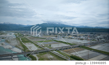 五月の黒部川周辺の北陸自動車道や北陸新幹線の高架橋などの様子 139440895