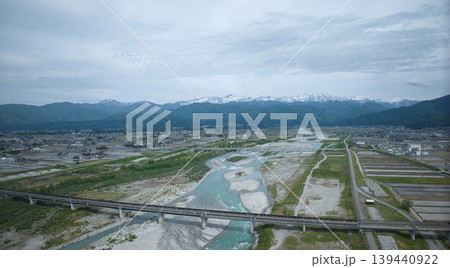 五月の黒部川周辺の北陸自動車道や北陸新幹線の高架橋などの様子 五月の黒部川周辺の北陸自動車道や北陸新幹線の高架橋などの様子 139440922