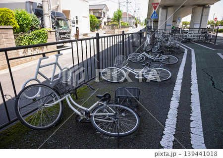 強風により倒された自転車 139441018