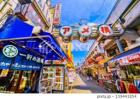 日本の東京都市景観5月2日。インバウンドは続く…朝のアメ横などを望む。まもなく大混雑が始まる 139441054