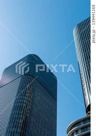 近代的なビル建築と快晴の空 近代的なビル建築と快晴の空 139441168
