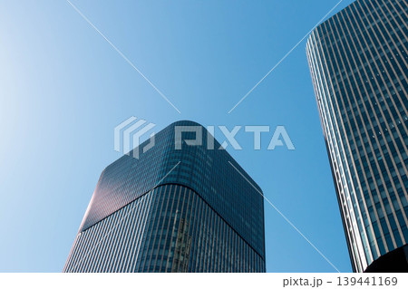 近代的なビル建築と快晴の空 139441169