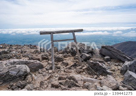 茶臼山の山頂にある鳥居（（那須連山） 139441275