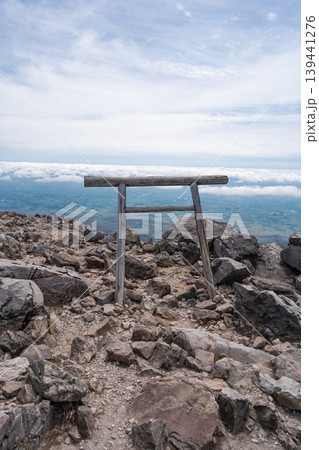 茶臼山の山頂にある鳥居(那須連山) 茶臼山の山頂にある鳥居(那須連山) 139441276