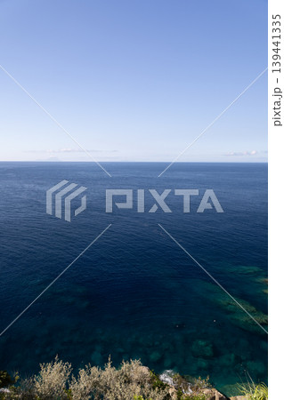 透き通る青い海が広がる屋久島 139441335