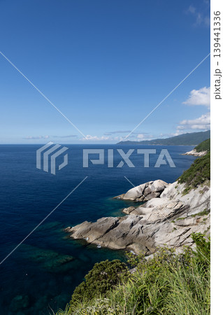 澄み渡る青空と屋久島の海 澄み渡る青空と屋久島の海 139441336
