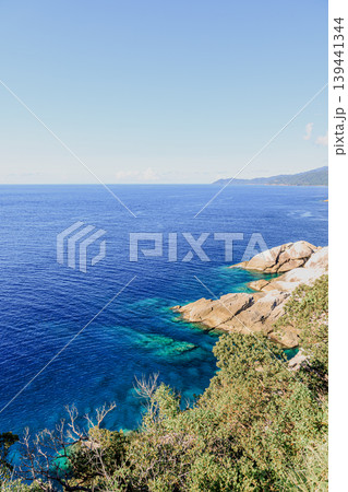 エメラルドブルーに輝く屋久島の海 エメラルドブルーに輝く屋久島の海 139441344