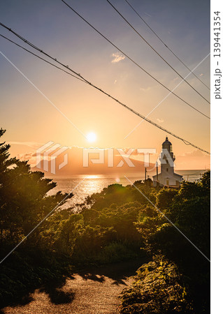 西部林道近くに佇む屋久島灯台の夕暮れ 西部林道近くに佇む屋久島灯台の夕暮れ 139441354