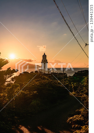 海を照らす夕日の屋久島灯台 139441355