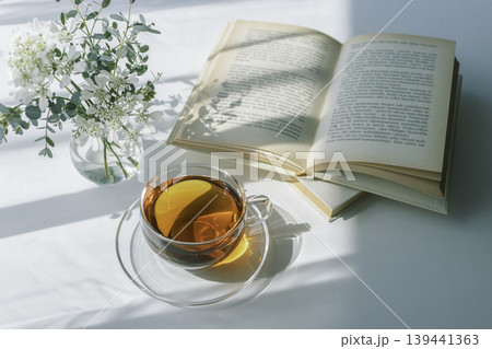 朝の光と紅茶と本、白い花のある穏やかな読書時間 朝の光と紅茶と本、白い花のある穏やかな読書時間 139441363