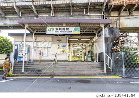 浜川崎駅の駅入口と高架下風景 139441384