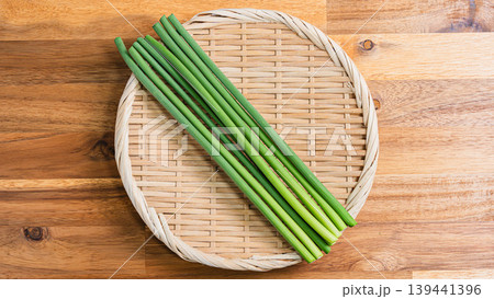 にんにくの芽 ざるに乗せた新鮮野菜 木目テーブル 139441396