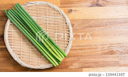 にんにくの芽 ざるに乗せた新鮮野菜 木目テーブル 139441397