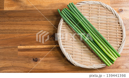 にんにくの芽 ざるに乗せた新鮮野菜 木目テーブル にんにくの芽 ざるに乗せた新鮮野菜 木目テーブル 139441398