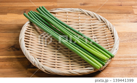 にんにくの芽 ざるに乗せた新鮮野菜 木目テーブル 139441399