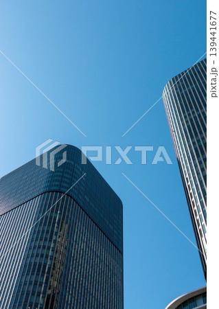 近代的なビル建築と快晴の空 近代的なビル建築と快晴の空 139441677