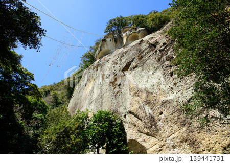 花の窟神社 巨岩の御神体とお綱 三重県 花の窟神社 巨岩の御神体とお綱 三重県 139441731