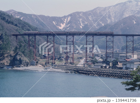 日本海と残雪の山 餘部鉄橋を渡るキハ58系 1986年 日本海と残雪の山 餘部鉄橋を渡るキハ58系 1986年 139441736