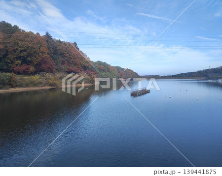 宮沢湖周辺の紅葉と穏やかな湖面 宮沢湖周辺の紅葉と穏やかな湖面 139441875